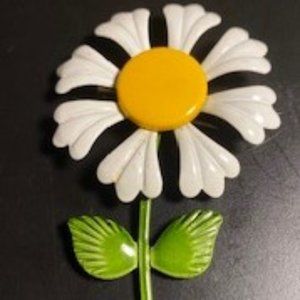 Vintage unmarked Metal/Enamel Daisy Brooch